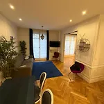 Standing Apartment - Champs Elysee