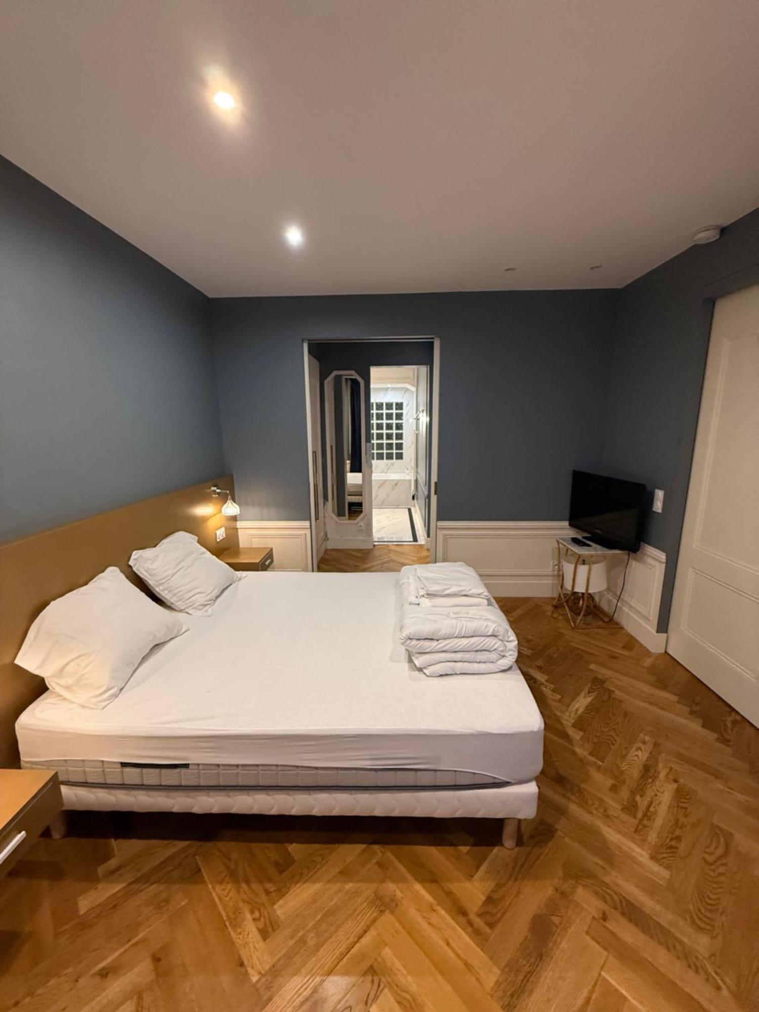 Standing - Champs Elysee Apartment *